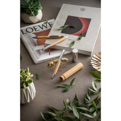 FUJI. Esferográfica em bambu e metal com estojo